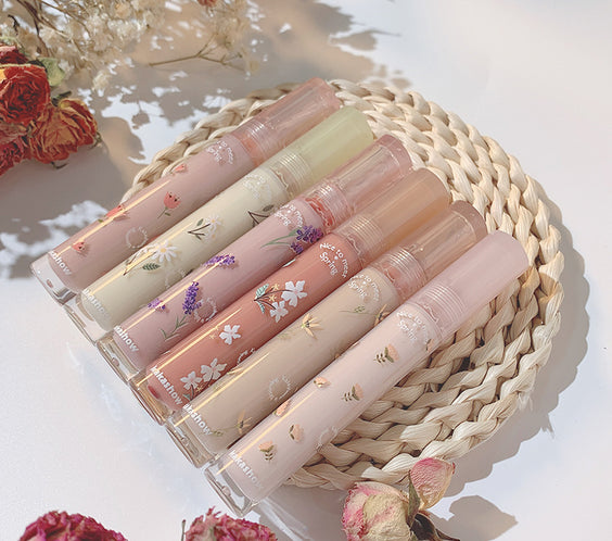 Glaze Is Moist And Lips Do Not Fade