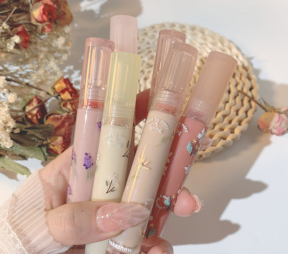 Glaze Is Moist And Lips Do Not Fade